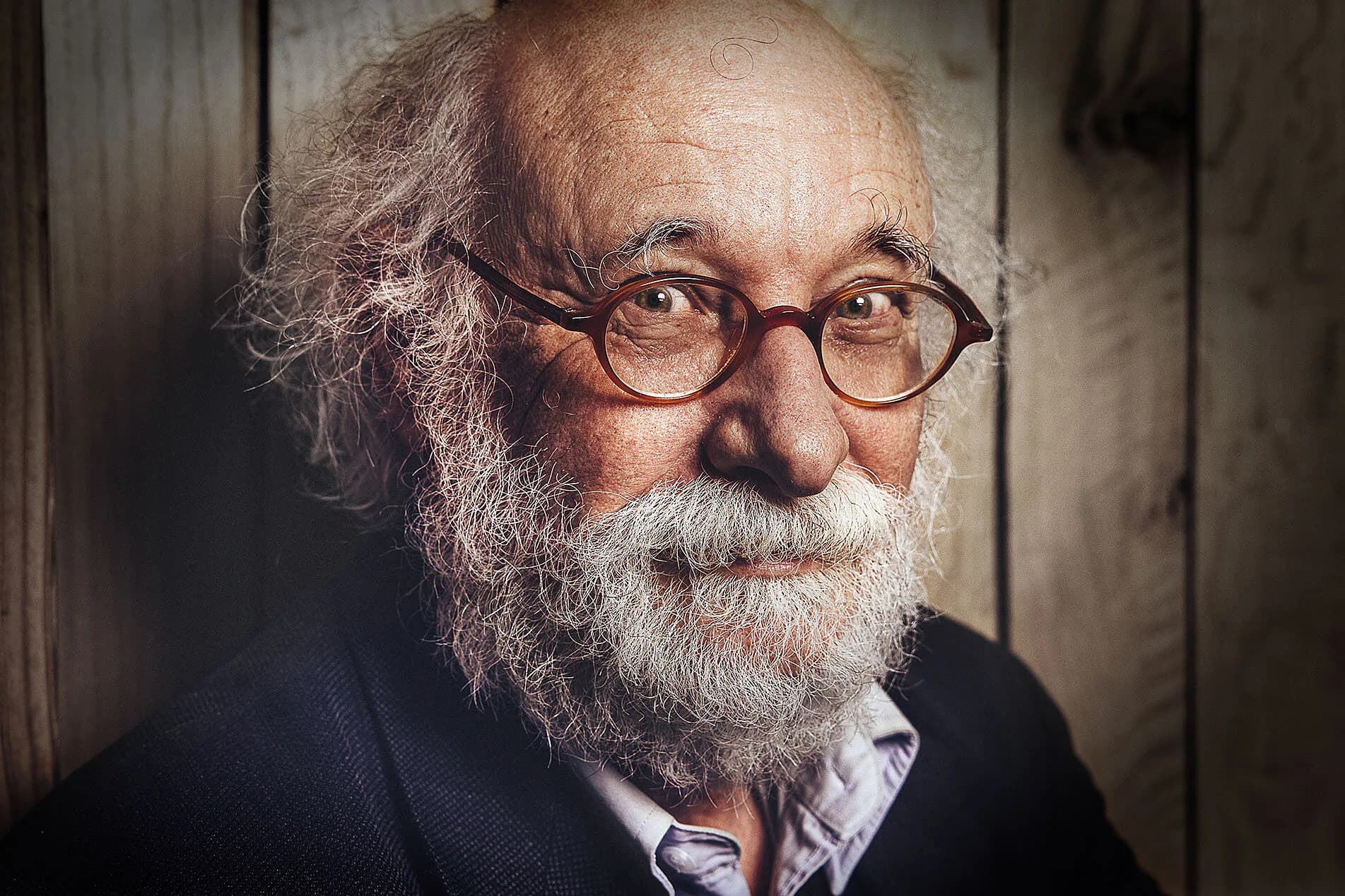 Portret van een man met grijze baard en ronde bril in een houtzagerij, gefotografeerd door Ted Walker
