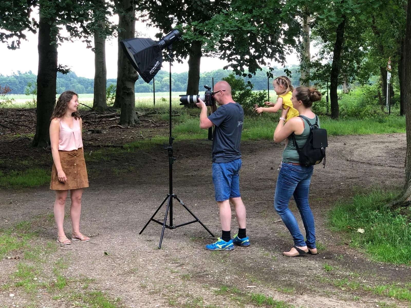 Ted Walker fotografeert een gezin in het bos met zijn mobiele studio