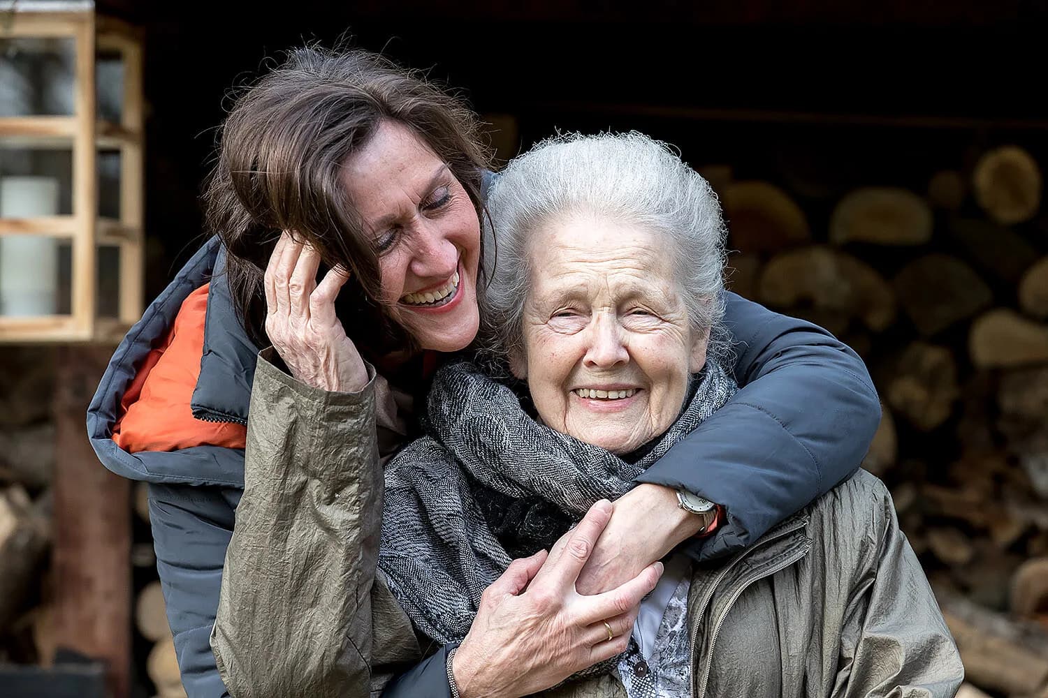 Twee zussen lachen samen tijdens een fotoshoot in Ede