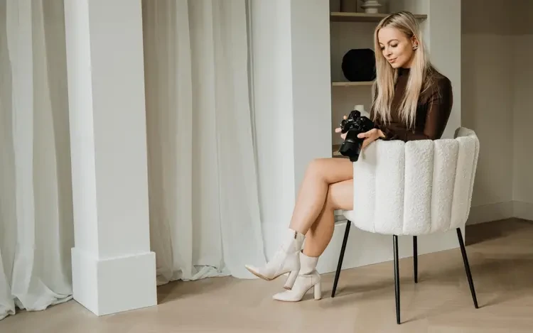 Rosalie Mulder van Studio Roos Fotografie met haar camera