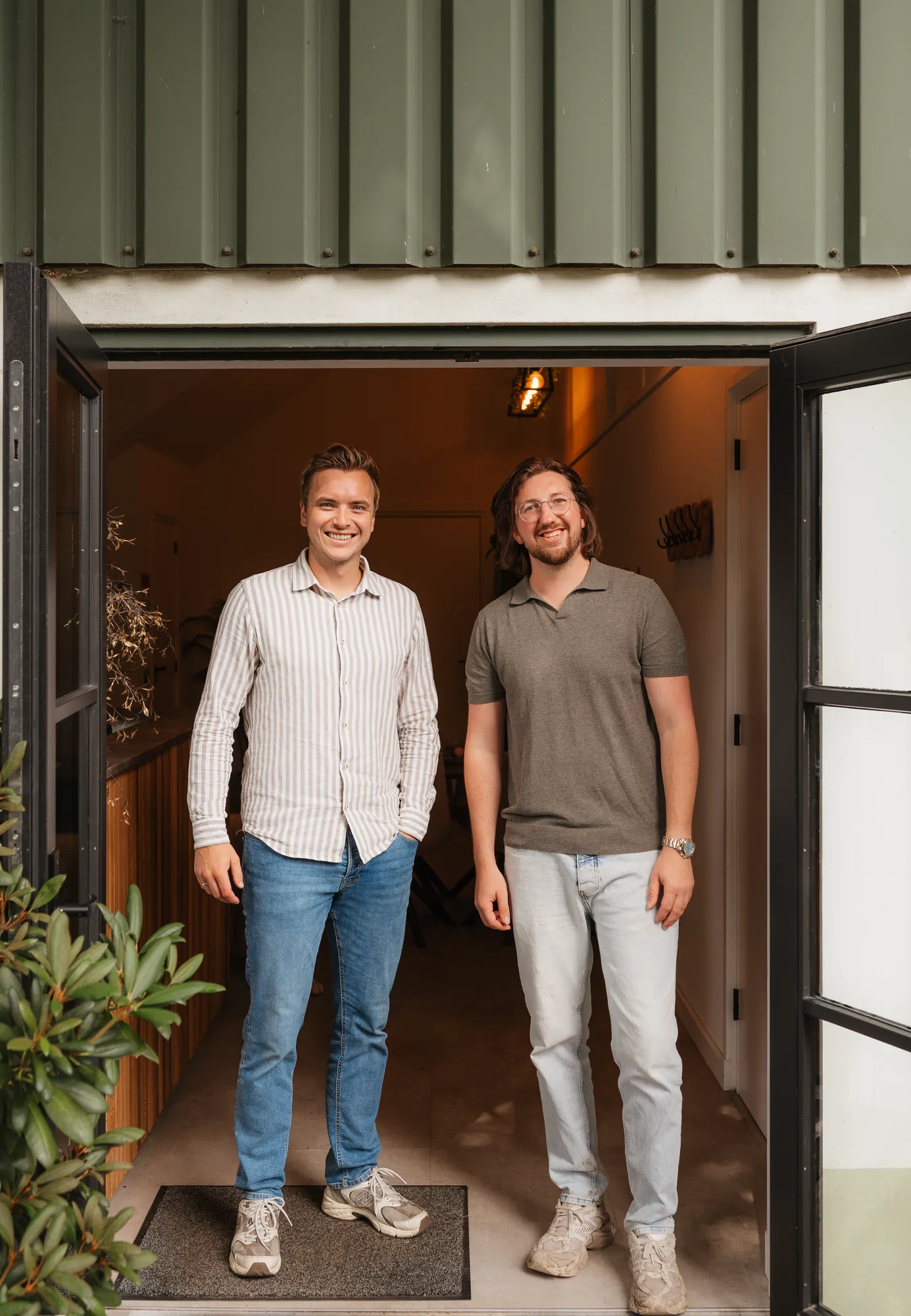 Gerwin Morren en Pascal van de Braak voor het kantoor van Next Win, gefotografeerd door Studio Roos Fotografie