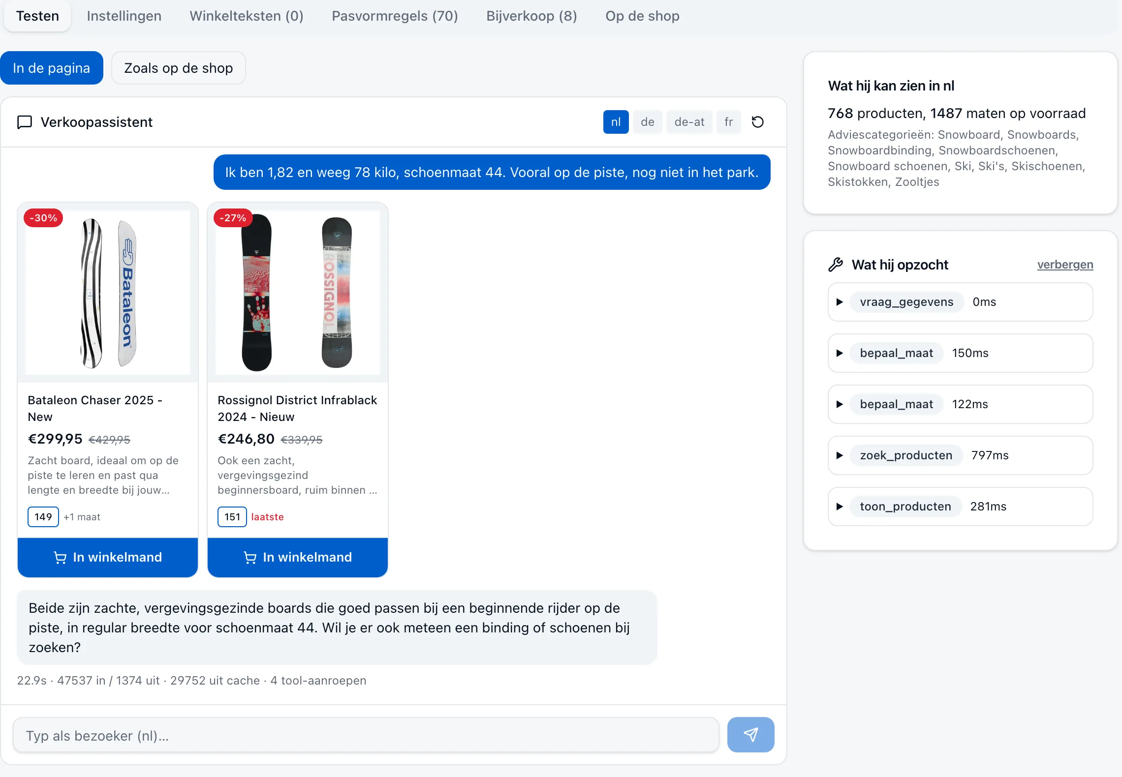 Verkoopassistent die een beginnende snowboarder twee passende boards uit de voorraad adviseert