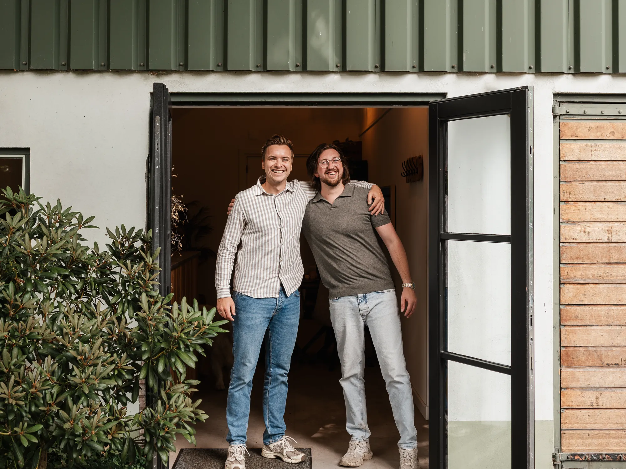 Gerwin Morren en Pascal van de Braak in de deuropening van het kantoor van Next Win in Otterlo