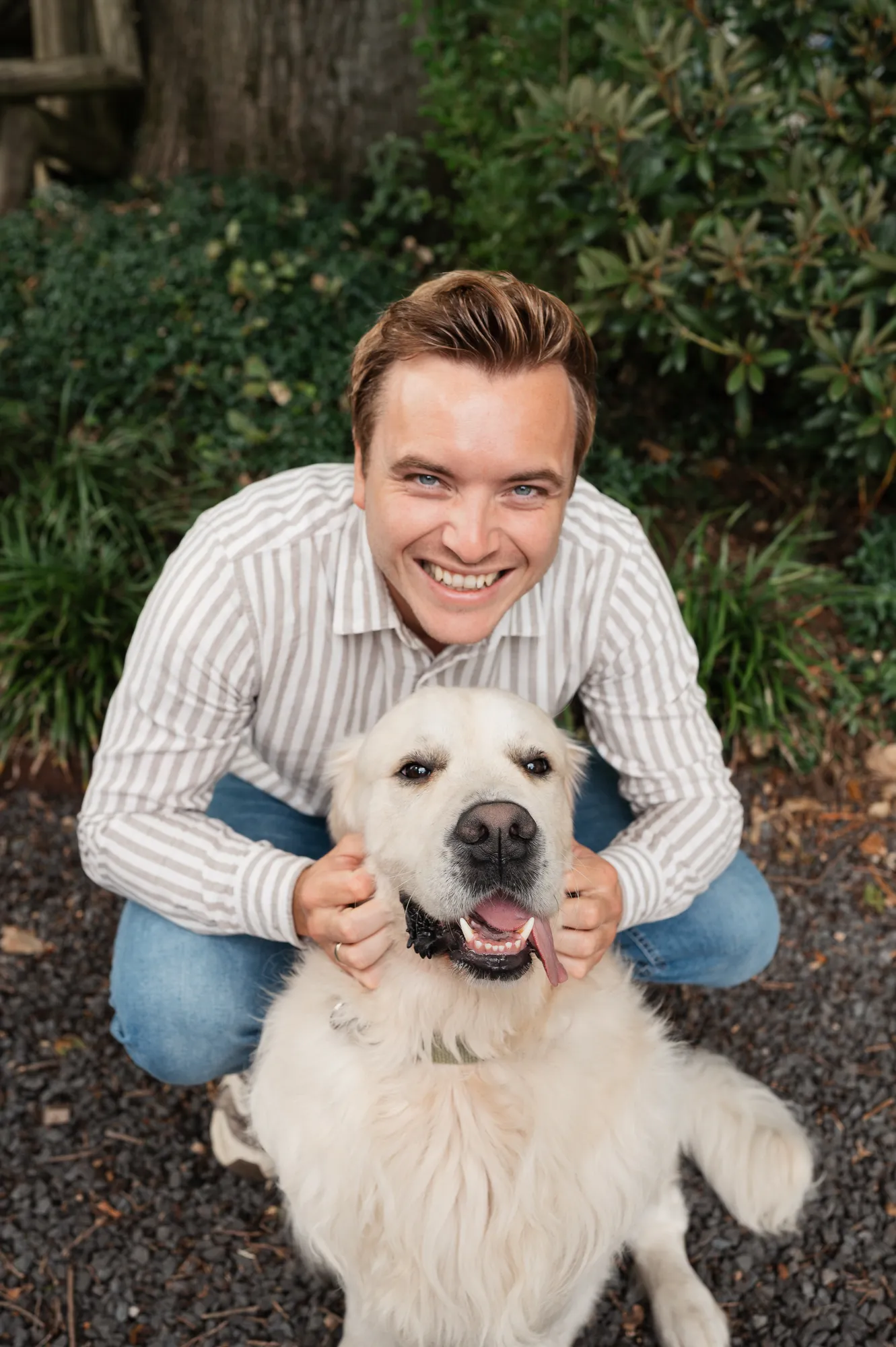 Pascal van de Braak lachend met hond Bodi voor het kantoor van Next Win