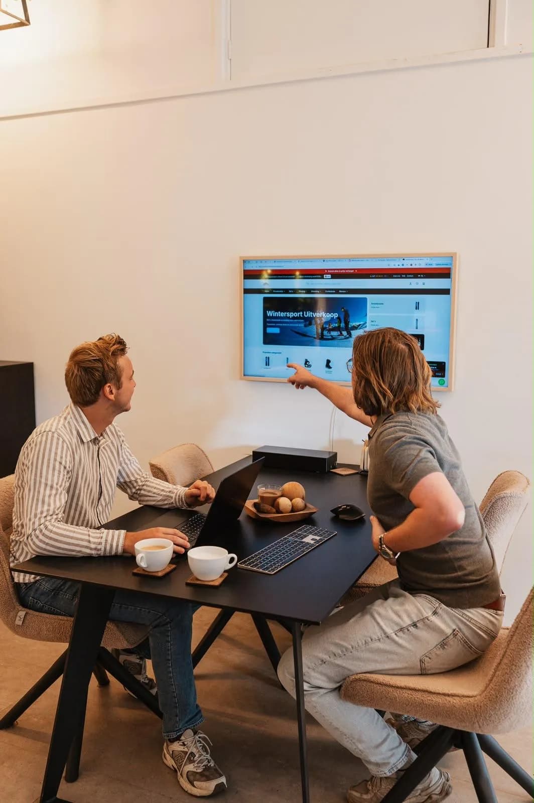 Het team van Next Win neemt samen een webshop door op kantoor