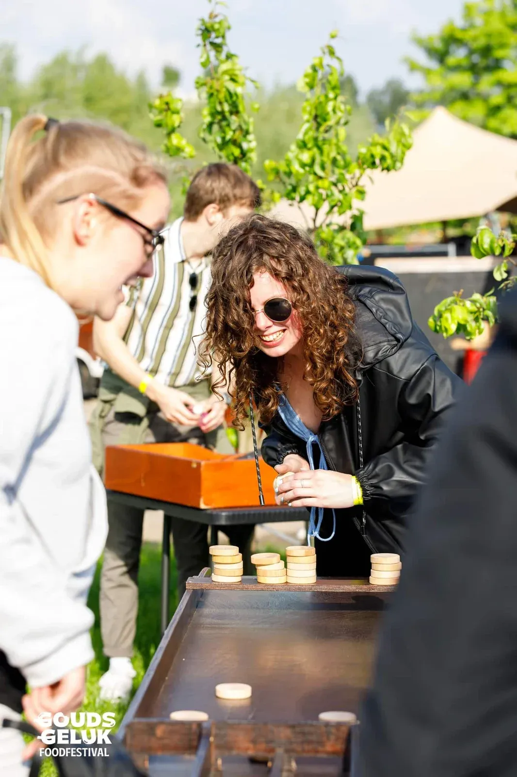 Twee vrouwen spelen sjoelen op een foodfestival