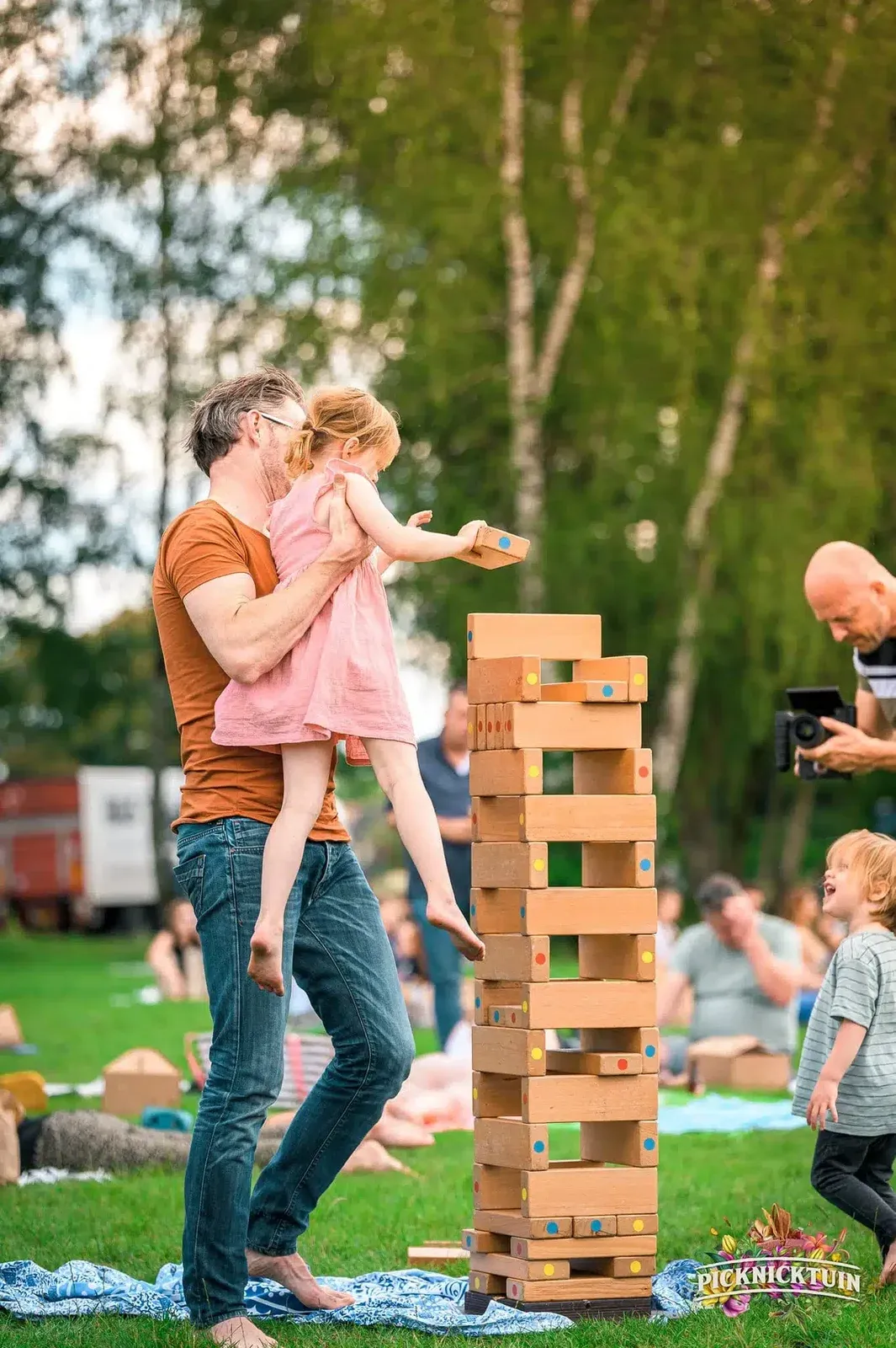 Vader tilt zijn dochter op bij de vallende toren