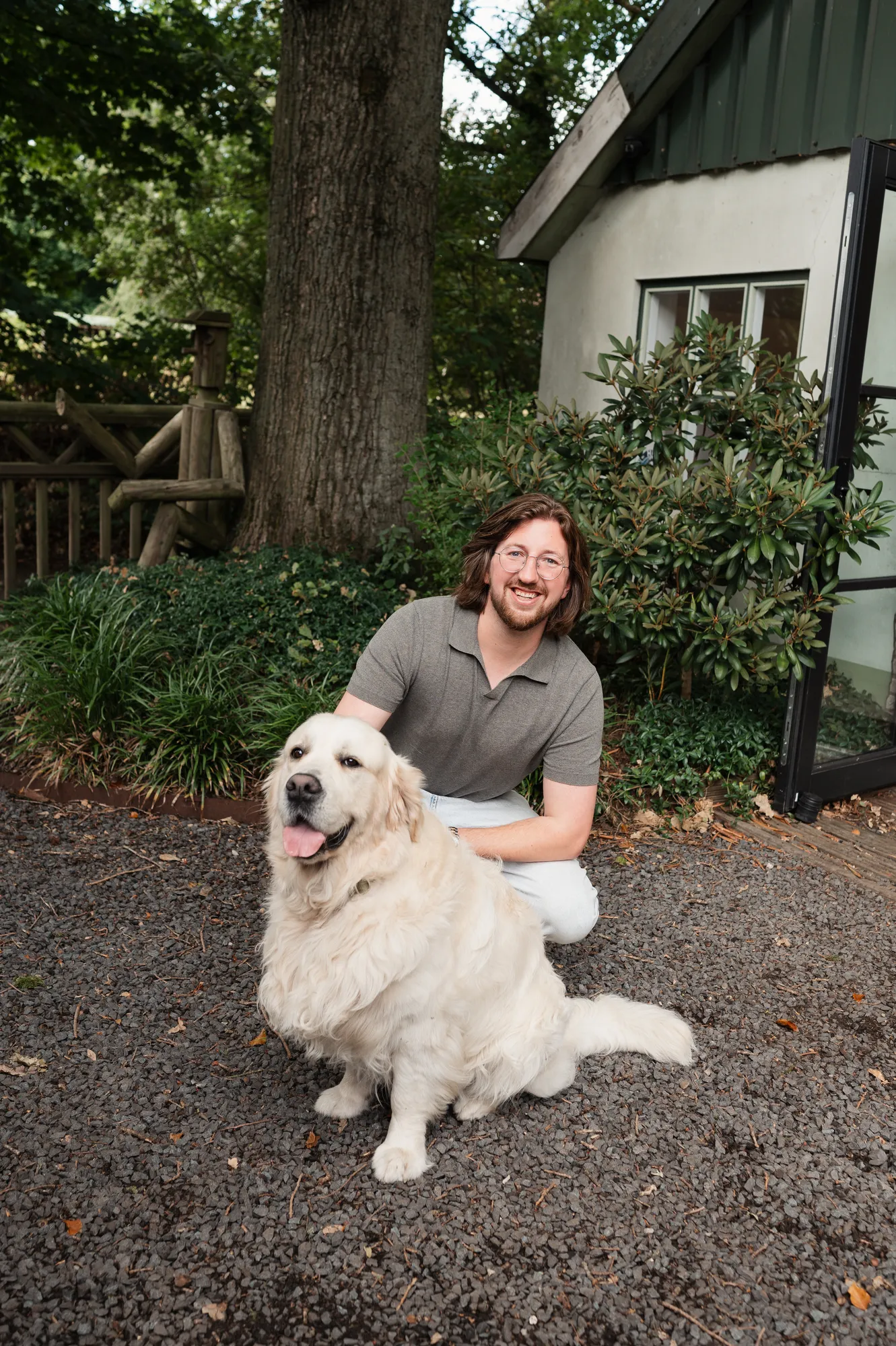 Gerwin Morren met golden retriever Guus voor het kantoor van Next Win in Otterlo